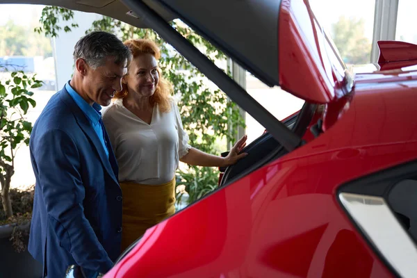 Couple Checking New Luxury Auto Automobile Saloon Auto Sale Concept — Stock Photo, Image