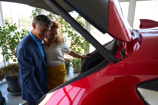 Couple Checking New Luxury Car Autosalon Auto Sale Concept — Stock Photo, Image