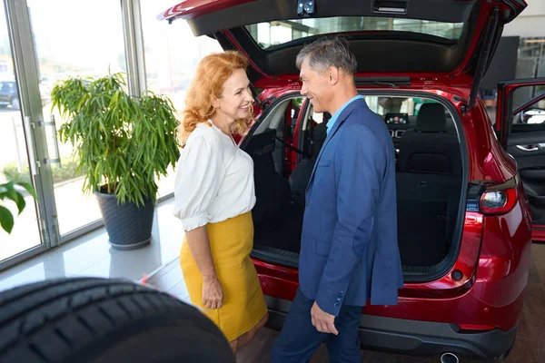 Kvinna Och Man Pratar Att Köpa Röd Bil Bilköp För — Stockfoto