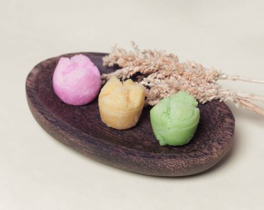 Pembe arka planda izole edilmiş renkli apem keki. Apem cake, yumurta, hindistan cevizi sütü, şeker ve bant karışımı ve biraz tuz karıştırılarak bir gecede elde edilen pirinç unundan yapılan bir yemektir.