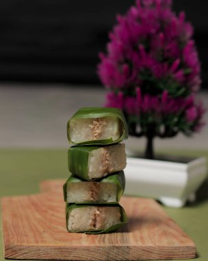 Dilimlenmiş tavukla dolu Lemper sabah kahvaltınıza eşlik etmeye hazır. Kahvaltıdan önce mide güçlendirici olarak kullanılabilir. Lemper geleneksel kek kutularının favori menüsüdür. Odak bulanıklığı. Lemper modeli..