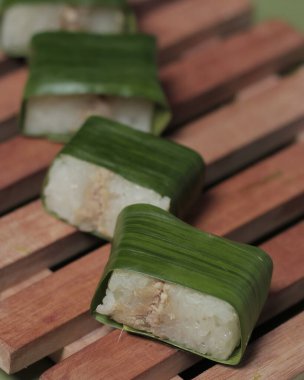 Dilimlenmiş tavukla dolu Lemper sabah kahvaltınıza eşlik etmeye hazır. Kahvaltıdan önce mide güçlendirici olarak kullanılabilir. Lemper geleneksel kek kutularının favori menüsüdür. Odak bulanıklığı. Lemper modeli..