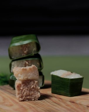 Dilimlenmiş tavukla dolu Lemper sabah kahvaltınıza eşlik etmeye hazır. Kahvaltıdan önce mide güçlendirici olarak kullanılabilir. Lemper geleneksel kek kutularının favori menüsüdür. Odak bulanıklığı. Lemper modeli..