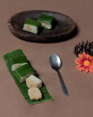 Dilimlenmiş tavukla dolu Lemper sabah kahvaltınıza eşlik etmeye hazır. Kahvaltıdan önce mide güçlendirici olarak kullanılabilir. Lemper geleneksel kek kutularının favori menüsüdür. Odak bulanıklığı. Lemper modeli..