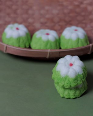 Putu Ayu boş zamanlarınızda atıştırmalık olarak. Putu Ayu 'nun yumuşak ve yumuşak bir dokusu var. Bu putu keki yendiğinde çok lezzetli ve yumuşak bir tadı var. Endonezya yemeği. Pandan kokusu var. Odak bulanıklığı.