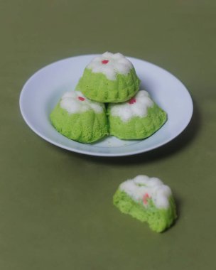 Putu Ayu boş zamanlarınızda atıştırmalık olarak. Putu Ayu 'nun yumuşak ve yumuşak bir dokusu var. Bu putu keki yendiğinde çok lezzetli ve yumuşak bir tadı var. Endonezya yemeği. Pandan kokusu var. Odak bulanıklığı.