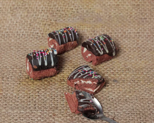 Rolo Bolo Com Cobertura Chocolate Bolo Com Uma Textura Suave — Fotografia de Stock