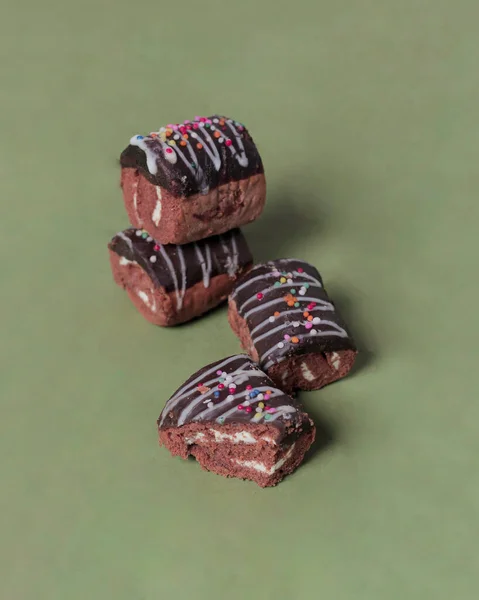 Kuchenbrötchen Mit Schokoladenbelag Kuchen Mit Weicher Konsistenz Und Süßem Geschmack — Stockfoto