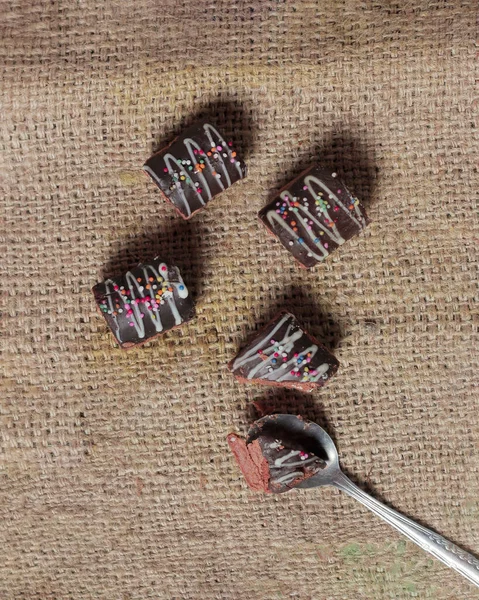 Kue Gulung Dengan Topping Cokelat Kue Dengan Tekstur Lembut Dan — Stok Foto