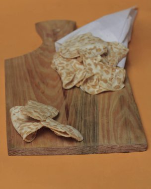 Tempe cipsi mayalanmış soya fasulyesinden yapılan Endonezya aperatifi. Lezzetli ve lezzetli cips dilimleri. Soya cipsi çıtır çıtır olur. Bu cipsler gevşemek için atıştırmalıklar için uygundur..