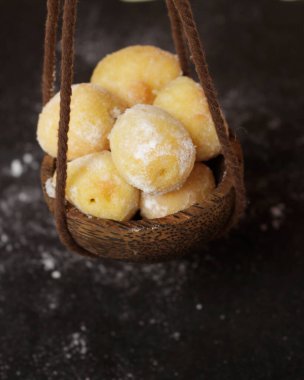 Üzerine pudra şekeri serpiştirilmiş doymuş çörekler. Yumuşak dokulu tatlı atıştırmalıklar küçük çocuklar tarafından yetişkinler için sevilir. Partilerde servis yapmak için mükemmel. Market atıştırmalıkları. Mini kek. Odak bulanıklığı.