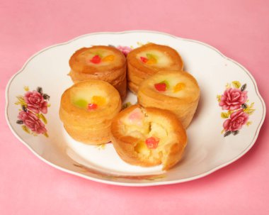 Taze meyve ve kremalı meyveli turta. Sabahleyin kahvaltıdan sonra meyveli turtalar yenmek için uygundur. Bu pasta yeni yürümeye başlayan çocuklar tarafından yaşlılara tüketilebilir. Turta modeli. Odak bulanıklığı.