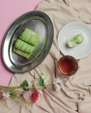 Rendelenmiş hindistan cevizli omlet. Yumuşak bir dokusu ve tatlı bir tadı olan bir pasta. Market atıştırmalıkları. Endonezya ve Malezya kekleri. Omlet maketi. Odak bulanıklığı.