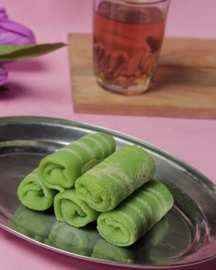 Rendelenmiş hindistan cevizli omlet. Yumuşak bir dokusu ve tatlı bir tadı olan bir pasta. Market atıştırmalıkları. Endonezya ve Malezya kekleri. Omlet maketi. Odak bulanıklığı.