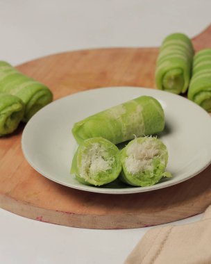 Rendelenmiş hindistan cevizli omlet. Yumuşak bir dokusu ve tatlı bir tadı olan bir pasta. Market atıştırmalıkları. Endonezya ve Malezya kekleri. Omlet maketi. Odak bulanıklığı.