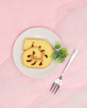 Yumuşak ve tatlı çikolatalı kek. Sabahki kahvaltınıza eşlik etmeye hazırım. Bir fincan sıcak çayla içmek için mükemmel. Çilekli, çikolatalı ve peynirli çeşitleri var. Odak bulanıklığı.