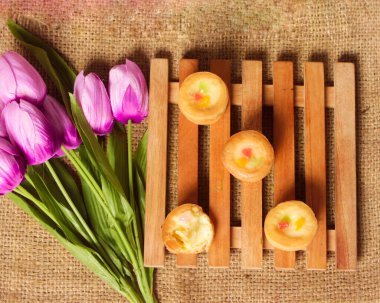 Taze meyve ve kremalı meyveli turta. Sabahleyin kahvaltıdan sonra meyveli turtalar yenmek için uygundur. Bu pasta yeni yürümeye başlayan çocuklar tarafından ebeveynlere tüketilebilir. Odak bulanıklığı. Sadece birkaç noktaya odaklan..