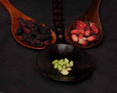 Taze böğürtlen bol miktarda C vitamini içerir. Bu siyah mor meyvenin tadı da aynı derecede tatlı. Böğürtlenler çözünür ve çözülemez lif içerirler. Bu da sindirim sağlığına iyi gelir. Odak bulanıklığı.