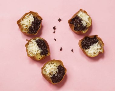 Çikolata ve peynirli mini ay ışığı pastası. Bu keki yol kenarında bulmak çok kolaydır. Bu pasta aileyle birlikte atıştırmak için gece yenmek için uygundur. Odak bulanıklığı.