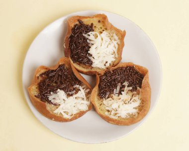 Çikolata ve peynirli mini ay ışığı pastası. Bu keki yol kenarında bulmak çok kolaydır. Bu pasta aileyle birlikte atıştırmak için gece yenmek için uygundur. Odak bulanıklığı.