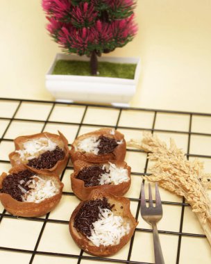 Çikolata ve peynirli mini ay ışığı pastası. Bu keki yol kenarında bulmak çok kolaydır. Bu pasta aileyle birlikte atıştırmak için gece yenmek için uygundur. Odak bulanıklığı.