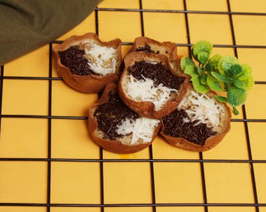 Çikolata ve peynirli mini ay ışığı pastası. Bu keki yol kenarında bulmak çok kolaydır. Bu pasta aileyle birlikte atıştırmak için gece yenmek için uygundur. Odak bulanıklığı.