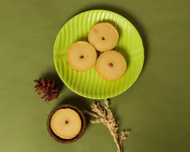 Yumuşak desenli tatlı çamur keki. Çamurlu kekler geleneksel marketlerde ya da pasta dükkanlarında kolayca bulabileceğimiz geleneksel atıştırmalıklardır. Geleneksel atıştırmalık maketi. Sağlıklı atıştırmalıklar. Odak bulanıklığı.