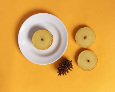 Yumuşak desenli tatlı çamur keki. Çamurlu kekler geleneksel marketlerde ya da pasta dükkanlarında kolayca bulabileceğimiz geleneksel atıştırmalıklardır. Geleneksel atıştırmalık maketi. Sağlıklı atıştırmalıklar. Odak bulanıklığı.