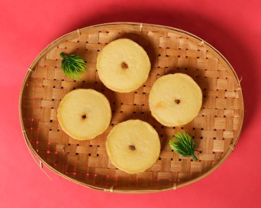 Yumuşak desenli tatlı çamur keki. Çamurlu kekler geleneksel marketlerde ya da pasta dükkanlarında kolayca bulabileceğimiz geleneksel atıştırmalıklardır. Geleneksel atıştırmalık maketi. Sağlıklı atıştırmalıklar. Odak bulanıklığı.