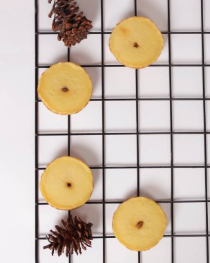 Yumuşak desenli tatlı çamur keki. Çamurlu kekler geleneksel marketlerde ya da pasta dükkanlarında kolayca bulabileceğimiz geleneksel atıştırmalıklardır. Geleneksel atıştırmalık maketi. Sağlıklı atıştırmalıklar. Odak bulanıklığı.