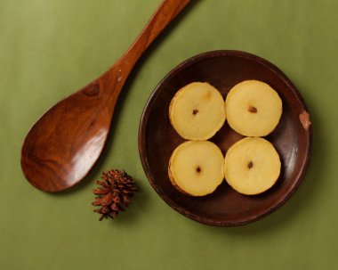 Yumuşak desenli tatlı çamur keki. Çamurlu kekler geleneksel marketlerde ya da pasta dükkanlarında kolayca bulabileceğimiz geleneksel atıştırmalıklardır. Geleneksel atıştırmalık maketi. Sağlıklı atıştırmalıklar. Odak bulanıklığı.