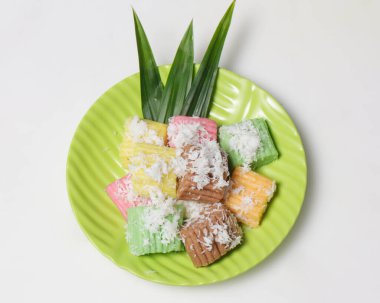 Tatlı getuk lindri keki, lezzetli bir tat arttırıcı olarak rendelenmiş hindistan cevizi serpiştirilmiş. Getuk genellikle cassava ya da cassava 'dan yapılır. Yumuşak bir dokusu var. Geleneksel atıştırmalıklar. Odak bulanıklığı. Meleklere odaklan.