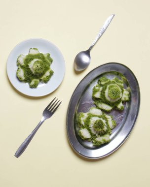 Bika keki boş zamanlarında tatlı bir aperatiftir. Bu pasta genellikle bir kutu şeklinde, yaratıcılıkla birlikte, çiçek şekilli bir Bika keki oluşturulur. Bika Ambon tipik bir Medan aperatifi. Odak bulanıklığı