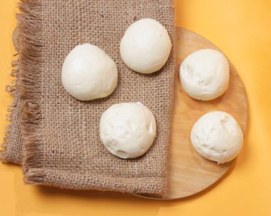 Sağlıklı bir kahvaltı menüsü için Bakpao ekmeği. Hala sıcak olan çörekleri yemek şiddetle tavsiye edilir. Bakpao 'da genellikle fındık ve çikolata gibi çeşitli dolgular bulunur. Çin spesiyalleri. Odak bulanıklığı.