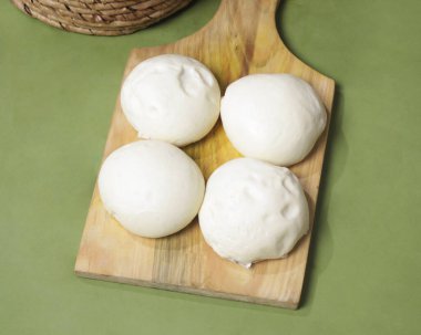 Sağlıklı bir kahvaltı menüsü için Bakpao ekmeği. Hala sıcak olan çörekleri yemek şiddetle tavsiye edilir. Bakpao 'da genellikle fındık ve çikolata gibi çeşitli dolgular bulunur. Çin spesiyalleri. Odak bulanıklığı.