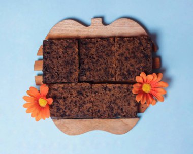 Kahvaltıda tatlı çikolata süngeri ya da gün içinde atıştırmak için. Bu tatlı tat küçükler tarafından yetişkinler için çok sevilir. Sünger kekin yumuşak bir dokusu vardır. Pasta modeli. Odak bulanıklığı.