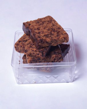 Kahvaltıda tatlı çikolata süngeri ya da gün içinde atıştırmak için. Bu tatlı tat küçükler tarafından yetişkinler için çok sevilir. Sünger kekin yumuşak bir dokusu vardır. Pasta modeli. Odak bulanıklığı.