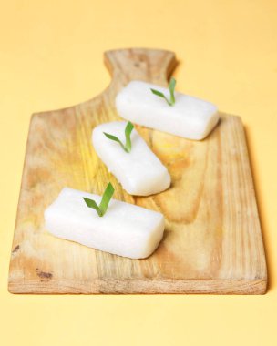 Lezzetli bir tadı ve pürüzlü bir dokusu olan tetel keki. Geleneksel bir çerez Gunung Kidul 'den gelir. Bu atıştırmalık büyük partilerde yaygındır. Geleneksel abur cubur modeli. Odak bulanıklığı.