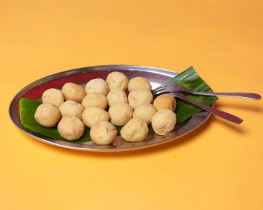 Atıştırmalıklar için sıcak, yuvarlak tofu. Yuvarlak tofu, ismin de belirttiği gibi yuvarlak şekilli bir tofu türüdür. Dışı çıtır çıtır, içi yumuşaktır. Odak bulanıklığı.