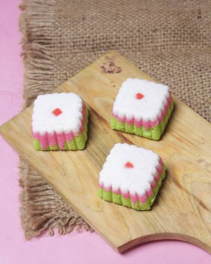 Putu Ayu keki üç renk içeren bir kutu şeklinde, yani yeşil, kırmızı ve beyaz. Bu pastanın yumuşak ve yumuşak bir dokusu var. Putu Ayu marketlerde ya da dükkanlarda bulunabilir. Market atıştırmalıkları. Odak bulanıklığı.