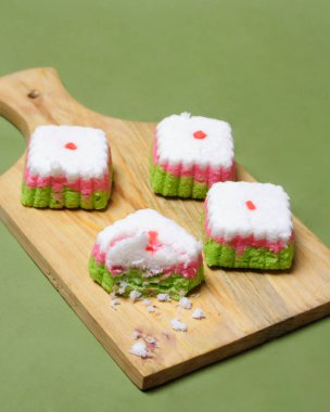 Putu Ayu keki üç renk içeren bir kutu şeklinde, yani yeşil, kırmızı ve beyaz. Bu pastanın yumuşak ve yumuşak bir dokusu var. Putu Ayu marketlerde ya da dükkanlarda bulunabilir. Market atıştırmalıkları. Odak bulanıklığı.