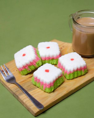 Putu Ayu keki üç renk içeren bir kutu şeklinde, yani yeşil, kırmızı ve beyaz. Bu pastanın yumuşak ve yumuşak bir dokusu var. Putu Ayu marketlerde ya da dükkanlarda bulunabilir. Market atıştırmalıkları. Odak bulanıklığı.