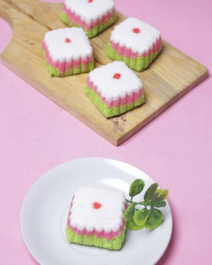 Putu Ayu keki üç renk içeren bir kutu şeklinde, yani yeşil, kırmızı ve beyaz. Bu pastanın yumuşak ve yumuşak bir dokusu var. Putu Ayu marketlerde ya da dükkanlarda bulunabilir. Market atıştırmalıkları. Odak bulanıklığı.