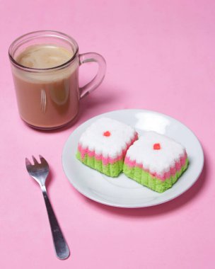 Putu Ayu keki üç renk içeren bir kutu şeklinde, yani yeşil, kırmızı ve beyaz. Bu pastanın yumuşak ve yumuşak bir dokusu var. Putu Ayu marketlerde ya da dükkanlarda bulunabilir. Market atıştırmalıkları. Odak bulanıklığı.