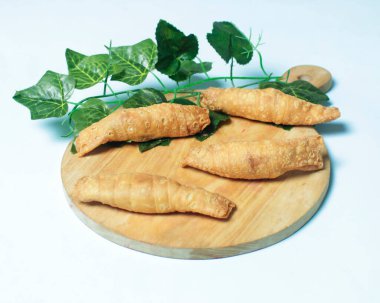 Boş zamanlarınızda atıştırmak için lezzetli çikolatalı muzlar. Muz çikolatası, Endonezya 'dan dilimlenmiş muzla çikolataya sarılmış ince un derisine sarılmış bir aperatiftir. Odak bulanıklığı.