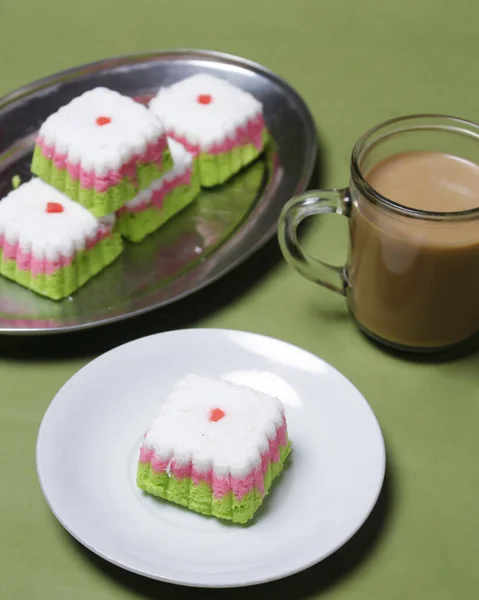 Ciasto Putu Ayu Jest Formie Pudełka Trzech Kolorach Mianowicie Zielonym — Zdjęcie stockowe