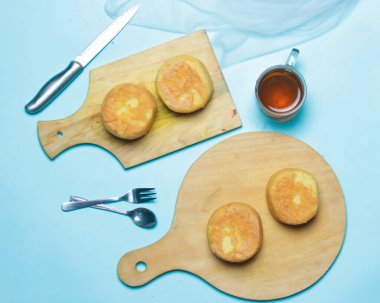 Ev yapımı pandispanya. Süngerin yumuşak ve yumuşak bir dokusu vardır ve bebekler tarafından yetişkinlere sevilen tatlı bir tadı vardır. Kahvaltı menüsü ya da gün içinde atıştırmalık olarak kullanılabilir. Odak bulanıklığı. Yuvarlak sünger keki.