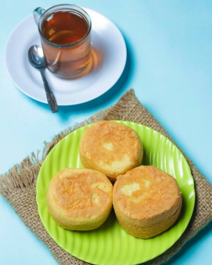Ev yapımı pandispanya. Süngerin yumuşak ve yumuşak bir dokusu vardır ve bebekler tarafından yetişkinlere sevilen tatlı bir tadı vardır. Kahvaltı menüsü ya da gün içinde atıştırmalık olarak kullanılabilir. Odak bulanıklığı. Yuvarlak sünger keki.