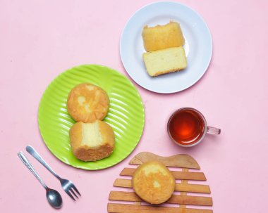 Ev yapımı pandispanya. Süngerin yumuşak ve yumuşak bir dokusu vardır ve bebekler tarafından yetişkinlere sevilen tatlı bir tadı vardır. Kahvaltı menüsü ya da gün içinde atıştırmalık olarak kullanılabilir. Odak bulanıklığı. Yuvarlak sünger keki.