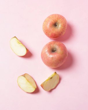 Taze kırmızı elmalar faydaları açısından zengindir. Elmalar C vitamini içerir. Elmalar lifli meyveleri içerir. Elmalar bir diyet programı çalıştırırken bir menü olarak uygundur. Elma maketi. Odak bulanıklığı.